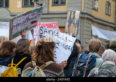 Schüler und Erwachsene protestieren mit handgefertigten Banner, teilnehmenden Klimawandel Streik in Stockholm, Schweden Stockfoto