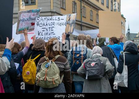 Schüler, Erwachsene und Senioren protestieren mit handgefertigten Banner, teilnehmenden Klimawandel Streik in Stockholm, Schweden Stockfoto