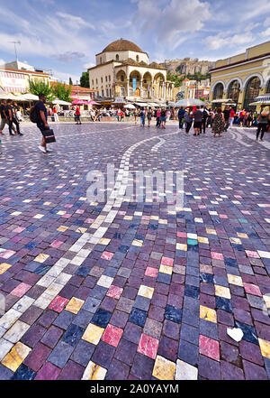 Athen/Griechenland - 17. Juli 2019: Touristen und Pendler in Monastiraki Platz in Athen, Griechenland. Stockfoto