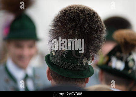 Bayerischer Traditionshut, gesehen vor der Kostümparade anlässlich des Oktoberfestes in München Stockfoto