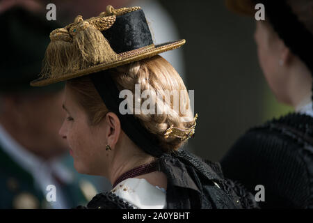 Bayerischer Traditionshut, gesehen vor der Kostümparade anlässlich des Oktoberfestes in München Stockfoto