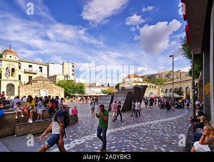 Athen/Griechenland - 17. Juli 2019: Touristen und Pendler in Monastiraki Platz in Athen, Griechenland. Stockfoto