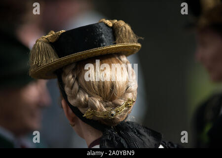 Bayerischer Traditionshut, gesehen vor der Kostümparade anlässlich des Oktoberfestes in München Stockfoto