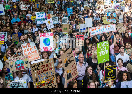 London, Großbritannien. 20. September, 2019. Tausende von Studenten und Klima Mitkämpfer, nehmen an der zweiten globalen Klima Streik aus Protest gegen einen Mangel Stockfoto