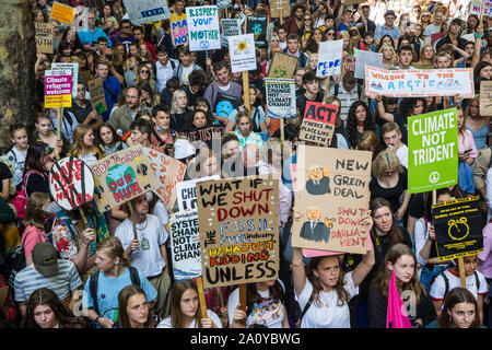 London, Großbritannien. 20. September, 2019. Tausende von Studenten und Klima Mitkämpfer, nehmen an der zweiten globalen Klima Streik aus Protest gegen einen Mangel Stockfoto