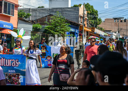 Hispanische Jugendliche beim Gehen/Marschen in Guatemala Unabhängigkeitstag Parade Stockfoto