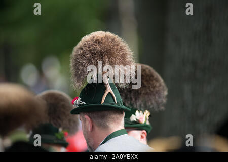 Bayerischer Traditionshut, gesehen vor der Kostümparade anlässlich des Oktoberfestes in München Stockfoto