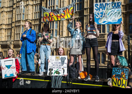 London, Großbritannien. 20. September, 2019. Studierende mit handgemachten Zeichen, nehmen an der zweiten globalen Klima Streik. Credit: Mark Kerrison/Alamy leben Nachrichten Stockfoto