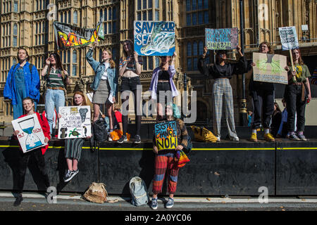 London, Großbritannien. 20. September, 2019. Studierende mit handgemachten Zeichen, nehmen an der zweiten globalen Klima Streik. Credit: Mark Kerrison/Alamy leben Nachrichten Stockfoto