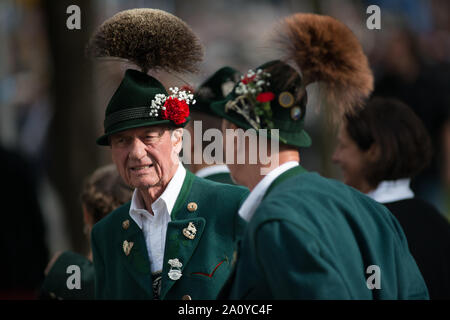 Bayerischer Traditionshut, gesehen vor der Kostümparade anlässlich des Oktoberfestes in München Stockfoto