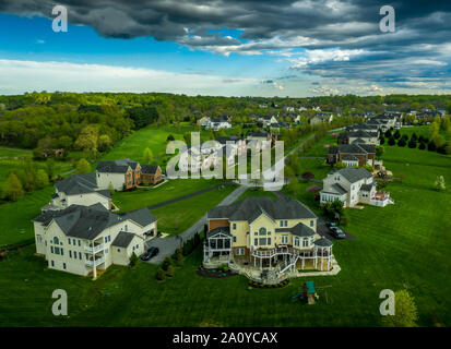 Antenne Panorama der neu errichteten Einfamilienhäusern in einer oberen Mittelschicht Nachbarschaft an der Ostküste USA Stockfoto