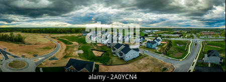 Luftaufnahme von typisch amerikanischen Neubau Nachbarschaft Straße in Maryland für die obere Mittelklasse, Einfamilienhäuser USA Real Estate Stockfoto
