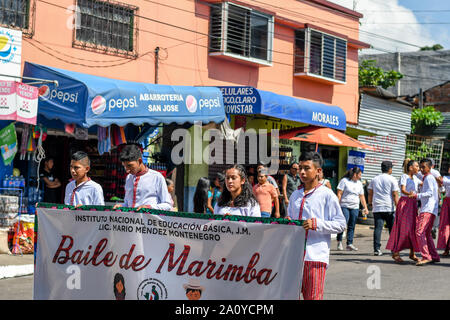 Hispanische Jugendliche beim Gehen/Marschen in Guatemala Unabhängigkeitstag Parade Stockfoto