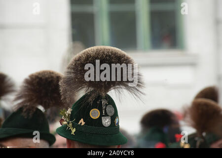 Bayerischer Traditionshut, gesehen vor der Kostümparade anlässlich des Oktoberfestes in München Stockfoto