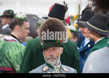 Bayerischer Traditionshut, gesehen vor der Kostümparade anlässlich des Oktoberfestes in München Stockfoto