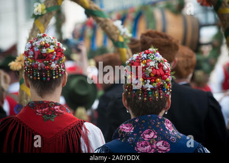 Bayerischer Traditionshut, gesehen vor der Kostümparade anlässlich des Oktoberfestes in München Stockfoto