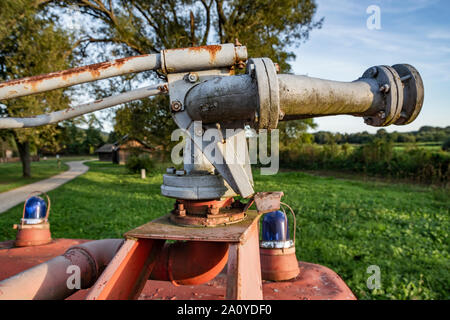 Feuer Wasser Pistole auf einem alten feuerwehrauto Stern A 26 P im Freilichtmuseum in Sanok, Polen. Stockfoto