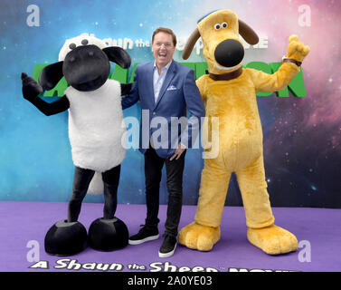 Foto muss Gutgeschrieben © Alpha Presse 078237 22/09/2019 Brian Conley werden mit Shaun das Schaf und Bitzer der Schäferhund an der Shaun das Schaf Film Farmageddon UK Premiere im Odeon Luxe in Leicester Square, London Stockfoto