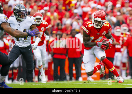 Kansas City, USA. 22 Sep, 2019. Kansas City Chiefs wide receiver Sammy Watkins (14) kriecht, weg von den Baltimore Ravens defense im ersten Quartal an der Pfeilspitze Stadion in Kansas City, Missouri am Sonntag, 22. September 2019. Foto von Kyle Rivas/UPI Quelle: UPI/Alamy leben Nachrichten Stockfoto