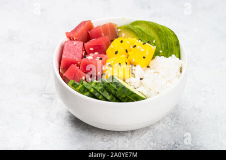 Tuna poke Schüssel mit Reis und Gemüse. Stockfoto