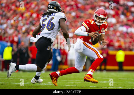 Kansas City, USA. 22 Sep, 2019. Kansas City Chiefs Quarterback Patrick Mahomes (15) vermeidet Baltimore Ravens linebacker Tim Williams (56) im ersten Quartal an der Pfeilspitze Stadion in Kansas City, Missouri am Sonntag, 22. September 2019. Foto von Kyle Rivas/UPI Quelle: UPI/Alamy leben Nachrichten Stockfoto