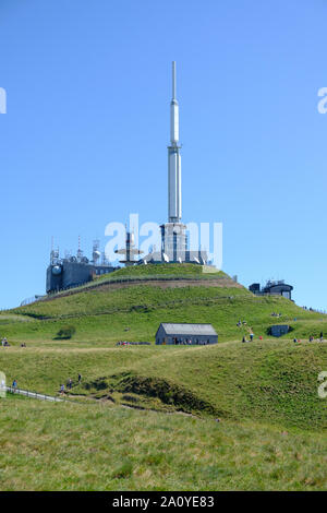 Radio- und TV-Sender auf dem Gipfel des Puy de Dome in der Nähe von Clermont-Ferrand, Frankreich Stockfoto