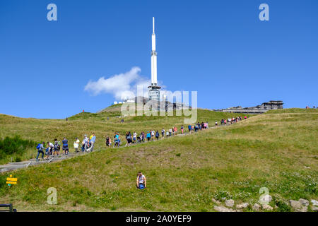 Radio- und TV-Sender auf dem Gipfel des Puy de Dome in der Nähe von Clermont-Ferrand, Frankreich Stockfoto