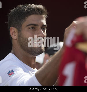 Santa Clara, USA. 22 Sep, 2019. San Francisco 49ers quarterback Jimmy Garoppolo unterzeichnet ein sutograph vor der 49er spielen die Pittsburgh Steelers bei Levi's Stadion in Santa Clara, Kalifornien am Sonntag, 22. September 2019. Foto von Terry Schmitt/UPI Quelle: UPI/Alamy leben Nachrichten Stockfoto