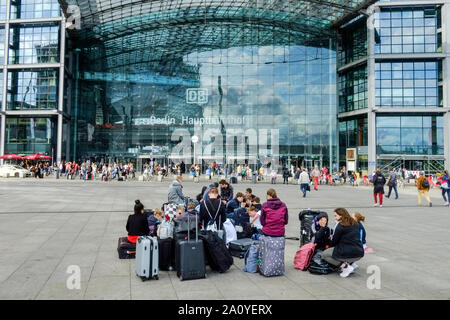Berlin, Deutschland. 13 Sep, 2019. Eine Gruppe Jugendlicher sitzt mit ihrem Gepäck auf Washington Square vor dem Hauptbahnhof. Quelle: Stefan Jaitner/dpa/Alamy leben Nachrichten Stockfoto