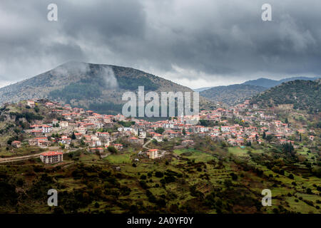 Dimitsana Village, Griechenland, während eines regnerischen Tag. Dimitsana ist einer der schönsten traditionellen Dörfer in Arcadia, Peloponnes, Griechenland. Stockfoto