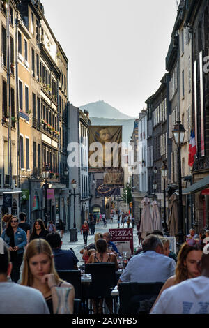 Abendlicher Blick von Restaurants unten Rue de Gras auf der Suche nach Le Puy de Dome in Clermont Ferrand, Frankreich Stockfoto