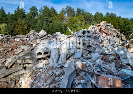 Stapel von Ablagerungen an den Abriss der Gebäude in der Stadt. Ort der Bauarbeiten in Mitteleuropa. Herbst Saison. Stockfoto