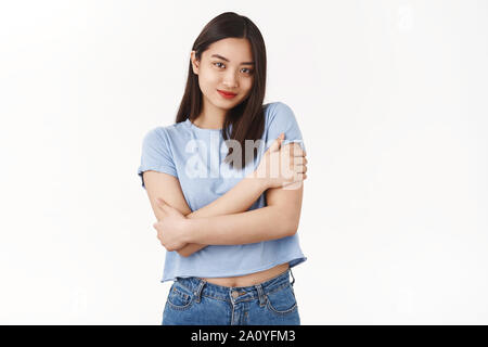 Ausschreibung feminine Romantische dumme asiatischen Mädchen dunkle kurze Frisur den eigenen Körper berühren, umarmen Kreuz arme Zärtlichkeit schöne Pose lächelnd Pflege entspannt Kamera Stockfoto