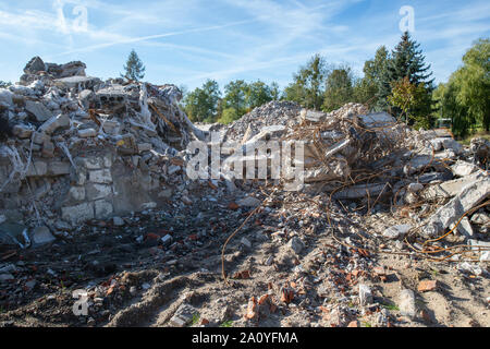 Stapel von Ablagerungen an den Abriss der Gebäude in der Stadt. Ort der Bauarbeiten in Mitteleuropa. Herbst Saison. Stockfoto