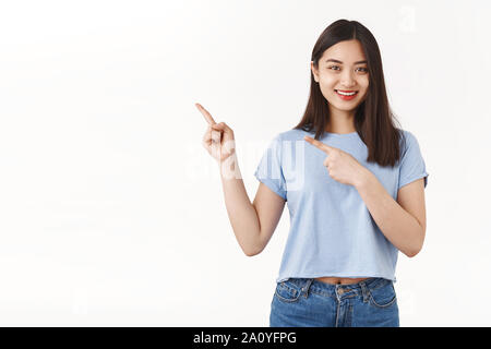 Ausgehende froh angenehm freundlich brunette asiatischen Mädchen, linke obere Ecke lächelt amüsiert halten Konversation Freund promo hin kopieren Spa diskutieren Stockfoto