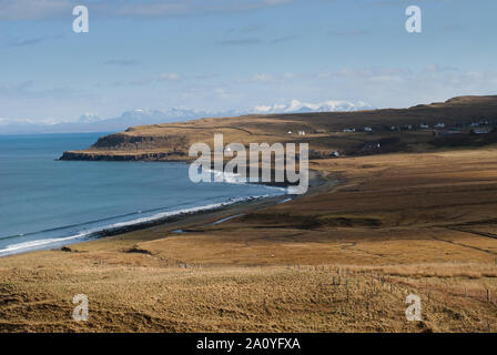 Flodigarry Bay, in der Nähe von staffin Bay, Isle of Skye, im Frühling mit Schnee Berge von Wester Ross im Hintergrund begrenzt. Stockfoto