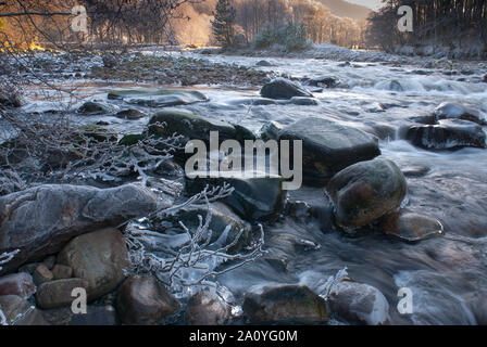 Eisbildung auf dem Fluss Feshie, Cairngorm National Park, Schottland, Großbritannien Stockfoto