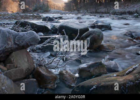 Eisbildung auf dem Fluss Feshie, Cairngorm National Park, Schottland, Großbritannien Stockfoto