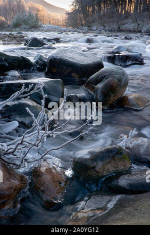 Eisbildung auf dem Fluss Feshie, Cairngorm National Park, Schottland, Großbritannien Stockfoto