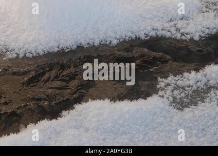 Frozen Stream mit Eiskristallen auf beiden Seiten. Winter in Schottland. Stockfoto