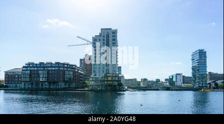 Grand Canal Docks, Dublin, Irland, mit den Charlotte Quay Apartments im Zentrum und den Alto Vetro Apartments auf der rechten Seite. Stockfoto