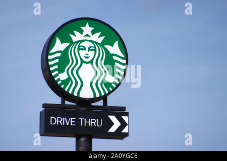 Zeichen für Starbucks, eine American Coffee Company, Drive Thru Kaffee Stockfoto