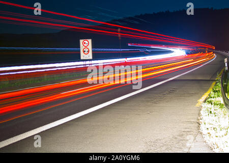 Lightwriting auf der viel befahrenen Autobahn A7 in Deutschland Stockfoto