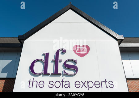 Signage zeigt ein Zweig der Möbel Kette DFS. Stockfoto