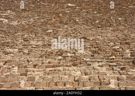 Die westliche Seite der Pyramide des Cheops oder die Pyramide von Cheop, die älteste und größte der drei Pyramiden in Gizeh Pyramide Komplex Stockfoto