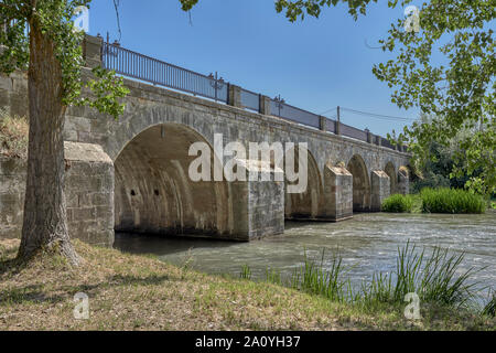 Brücke der Nonnen im klassizistischen Stil des 19. Jahrhunderts über den Pisuerga River durch die Stadt Alar del Rey, Palencia, Spanien Stockfoto