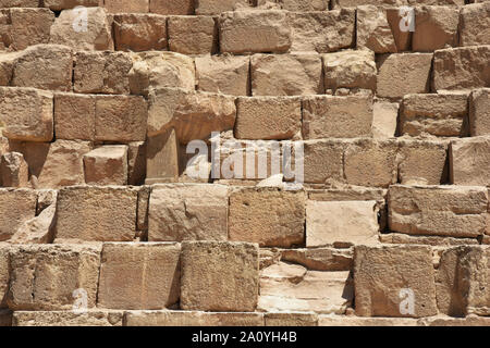 Die westliche Seite der Pyramide des Cheops oder die Pyramide von Cheop, die älteste und größte der drei Pyramiden in Gizeh Pyramide Komplex Stockfoto