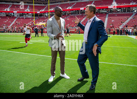 Santa Clara, CA, USA. 22 Sep, 2019. Ehemalige San Francisco 49ers Terrell Owens grüßt General Manager John Lynch während eines Spiels bei Levi's Stadion am Sonntag, Sept. 22, 2019 in Santa Clara. Credit: Paul Kitagaki jr./ZUMA Draht/Alamy leben Nachrichten Stockfoto