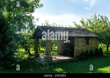 Kleine gemauerter Speicher- und Utility-Haus oder Hütte im Hinterhof orchard Stockfoto