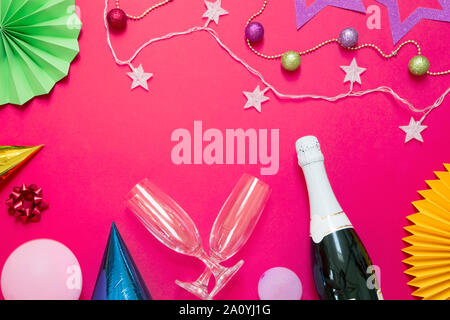 Neues Jahr Hintergrund mit Champagner und zwei Gläser auf Rot Stockfoto